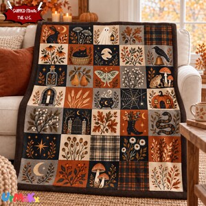 Può includere: Una coperta rettangolare caratterizzata da una griglia di quadrati con illustrazioni a tema autunnale, tra cui un fantasma, un gatto nero in un cesto, una falena, una casa a forma di zucca, un serpente, funghi, elementi botanici, una luna e motivi scozzesi.