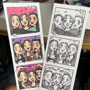 Könnte beinhalten: Zwei vertikale Lesezeichen mit handgezeichneten Illustrationen von drei Personen im Fotoautomaten-Stil. Ein Lesezeichen ist farbig mit rosa und violetten Hintergründen, das andere schwarz-weiß. Beide enthalten den Text Beth & Caz & Mon.