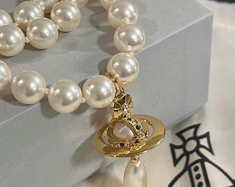 Gargantilla de perlas Vivienne Westwood de segunda mano, collar de orbe con bajorrelieve de tres filas, dorado, joyería llamativa de inspiración vintage, regalo para ella.