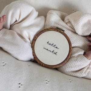 Anneau de phrase bébé brodé à la main | Cercles de 4 po, 5 po, 6 po. | bonjour le monde | notre petit miracle | notre plus petit amour | notre monde entier