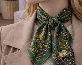Pañuelo cuadrado de seda verde con estampado floral de pájaros. Elegante pañuelo de sarga de seda para mujer. Bandana ligera y moderna de 53 x 53 cm.
