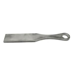 Puede incluir: Una herramienta plateada en forma de espátula, con una hoja rectangular y un mango con un agujero circular. La herramienta es de metal y parece ser para uso en la cocina.