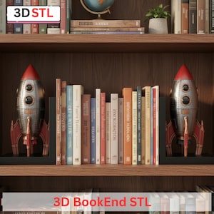 Pode incluir: Uma estante de madeira com dois suportes de livros em forma de foguete prateado e vermelho, segurando uma fila de livros. A prateleira superior exibe livros, um globo e uma pequena planta. Os textos "3D STL" e "3D BookEnd STL" são visíveis.