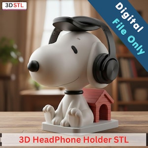 Puede incluir: Un archivo digital 3D STL para un soporte de auriculares que muestra un perro de dibujos animados blanco con nariz y collar negros, usando auriculares negros. El perro está sentado sobre una base rectangular junto a una pequeña caseta roja. Texto: 3D STL, Digital File Only, 3D Headphone Holder STL.