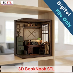 Könnte beinhalten: Ein 3D-Booknook-Diorama mit einer Miniatur-Büroszene, bestehend aus einem Schreibtisch aus dunklem Holz, einer Schreibmaschine, einer grünen Lampe, einem Aktenschrank mit vier Schubladen, einer Wandkarte mit gekreuzten Zeigern und einem Mantel.