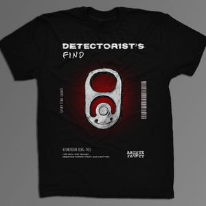 Puede incluir: Camiseta negra con un diseño gráfico que presenta una anilla de aluminio plateada, con el texto "DETECTORIST'S FIND". El texto adicional incluye "EVERY FIND COUNTS" y "ALUMINIUM RING-PULL".