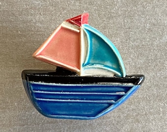 Ręcznie wykonany na zamówienie ceramiczny uchwyt/gałka meblowa w kształcie żaglówki