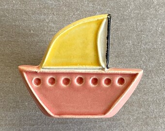 Ręcznie wykonany na zamówienie ceramiczny uchwyt/gałka meblowa w kształcie żaglówki