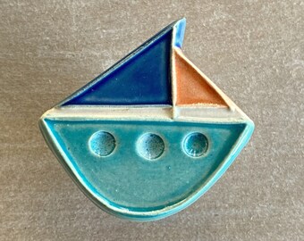 Ręcznie wykonany na zamówienie ceramiczny uchwyt/gałka meblowa w kształcie żaglówki