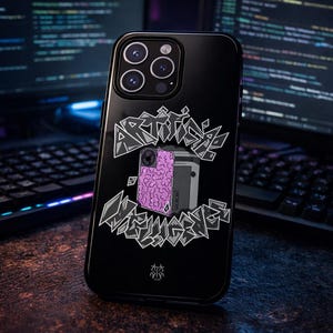 Peut inclure: Coque de smartphone noire avec un design graphique de style graffiti. Le design comprend les mots "ARTIFICIAL INTELLIGENCE", un cerveau rose et un appareil gris. La coque a une finition brillante.