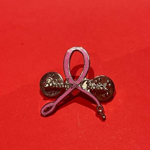 ピンクリボン啓発ピン – Breast Choices スクリプト エナメル ラペルバッジ、シルバートーン チャームループ