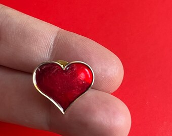 Eenvoudige pin met rood hart: minimalistische liefdesbroche, elegant accessoire
