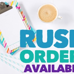 Op de afbeelding: Een witte achtergrond met een blauwe, groene en paarse tekstoverlay die "Rush Order! Available" luidt. Er is een klembord met een wit notitieblok en een potlood op een gestreepte blauw-roze achtergrond, een kopje koffie en een paar witte en blauwe gestreepte rietjes.