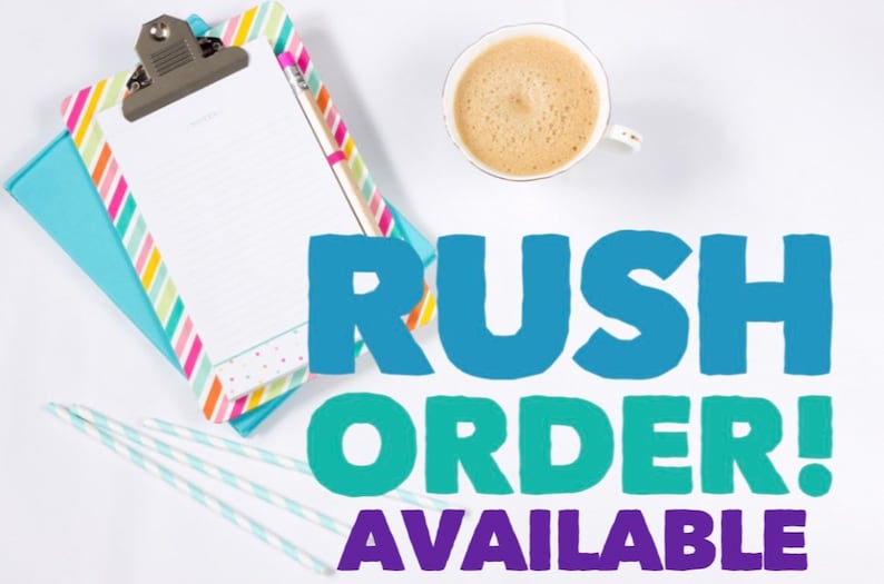 Op de afbeelding: Een witte achtergrond met een blauwe, groene en paarse tekstoverlay die "Rush Order! Available" luidt. Er is een klembord met een wit notitieblok en een potlood op een gestreepte blauw-roze achtergrond, een kopje koffie en een paar witte en blauwe gestreepte rietjes.