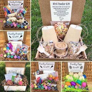 Op de afbeelding: Zes knutselsets in open dozen, elk met een ander thema: Funky koelkastmagneten, Funky frame knutselen, Funky canvas knutselen, Funky ei knutselen, Vogelvoederset en Aloha! Elk set bevat verf, knutselbenodigdheden en instructies.