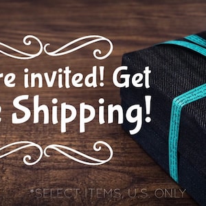 Op de afbeelding: Je bent uitgenodigd! Gratis verzending! Een zwarte cadeaudoos met een turquoise lint ligt op een houten oppervlak. *SELECTEER ARTIKELEN, ALLEEN VS