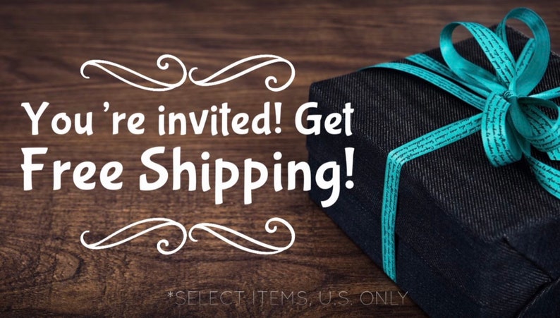 Op de afbeelding: Je bent uitgenodigd! Gratis verzending! Een zwarte cadeaudoos met een turquoise lint ligt op een houten oppervlak. *SELECTEER ARTIKELEN, ALLEEN VS