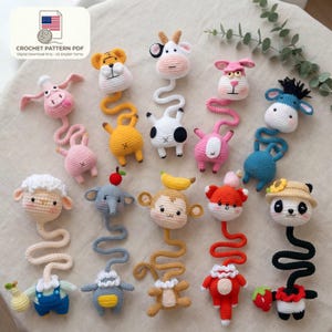 Peut inclure: Une collection de jouets animaux au crochet faits à la main, aux couleurs vives, dont un tigre, une vache, un cochon, un mouton, un éléphant, un singe, un renard, un panda, etc. Chaque jouet a un design unique et un long cou flexible. Le texte "CROCHET PATTERN PDF" est inclus.