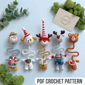 Op de afbeelding: Een verzameling handgemaakte gehaakte ornamenten in de vorm van verschillende dieren, waaronder een pinguïn, een hond, een rendier en een beer. Elk ornament heeft een uniek ontwerp en is verbonden met een krullende stengel. De tekst "PDF CROCHET PATTERN" staat onderaan.