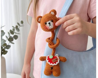 Patrón Amigurumi Oso de Cuello Largo – Tutorial Llavero/Charm para Bolso (Descarga PDF)