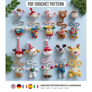 Puede incluir: Un patrón de ganchillo en PDF que presenta diez personajes amigurumi distintos con cuerpos largos y sinuosos. Cada figura muestra atuendos, sombreros y rasgos faciales únicos, incluyendo animales y temas festivos, dispuestos en dos filas sobre un fondo azul claro.