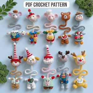 Op de afbeelding: Een verzameling kleurrijke, handgemaakte gehaakte dierenornamenten, waaronder muizen, beren en rendieren, met lange, krullende stelen en kleine, gedetailleerde outfits. De tekst "PDF CROCHET PATTERN" staat bovenaan.