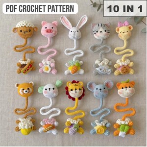 Pu&ograve; includere: Una collezione di 10 modelli all'uncinetto di animali, ognuno con una testa di animale diversa e una base decorativa. Gli animali includono una pecora, un maiale, un coniglio, un gatto, un orso, una tigre, un topo e una volpe. Il testo "PDF CROCHET PATTERN" e "10 IN 1" &egrave; visibile.