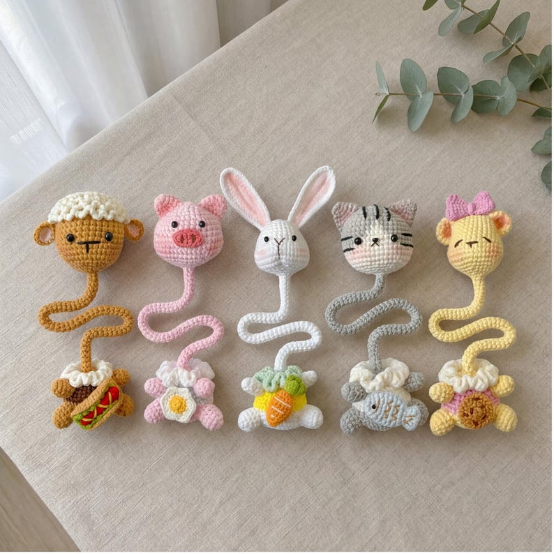 Pu&ograve; includere: Un set di tre tazze in ceramica con finitura opaca e macchiettata. Le tazze sono nei toni del crema, grigio chiaro e grigio scuro. Ogni tazza ha un design semplice e minimalista.