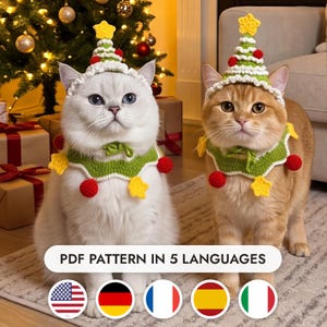 Pode incluir: Dois gatos usando gorros de árvore de Natal de crochê e coleiras verdes combinando com pompons vermelhos e estrelas amarelas. A imagem inclui o texto PDF PATTERN IN 5 LANGUAGES e cinco ícones circulares de bandeiras dos EUA, Alemanha, França, Espanha e Itália.
