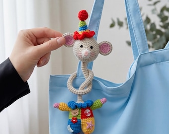Patrón de llavero amigurumi: ratón payaso de circo con cuello largo, colgante de bolso de ganchillo PDF (descarga digital)