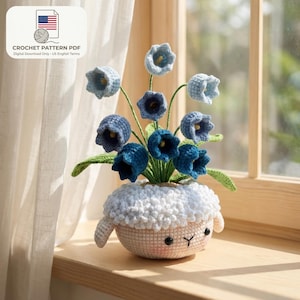 Pode incluir: Um PDF de padrão de crochê para um vaso em forma de ovelha cheio de flores azuis de crochê. As flores têm tons variados de azul e verde. O vaso é bege com um topo branco e fofo.