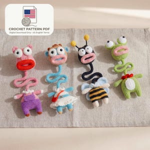 以下が含まれることがあります： 大きな目と開いた口を持つ、気まぐれな生き物を描いた、さまざまな色の手作りの編み物のおもちゃのコレクション。おもちゃは、動物や昆虫に似たものなど、さまざまなデザインが特徴です。画像には「CROCHET PATTERN PDF」というテキストが含まれています。