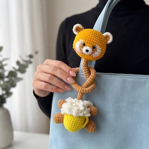Patrón de charm mapache a crochet para bolso, llavero amigurumi cuello largo - Tutorial (Descarga PDF)
