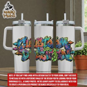 Pode incluir: Tr&ecirc;s copos brancos de a&ccedil;o inoxid&aacute;vel com al&ccedil;as e canudos, cada um apresentando um gr&aacute;fico vibrante e multicolorido em estilo grafite que diz CUSTOM YOUR DESIGN em letras ousadas e estilizadas com respingos de tinta azul, rosa e verde.
