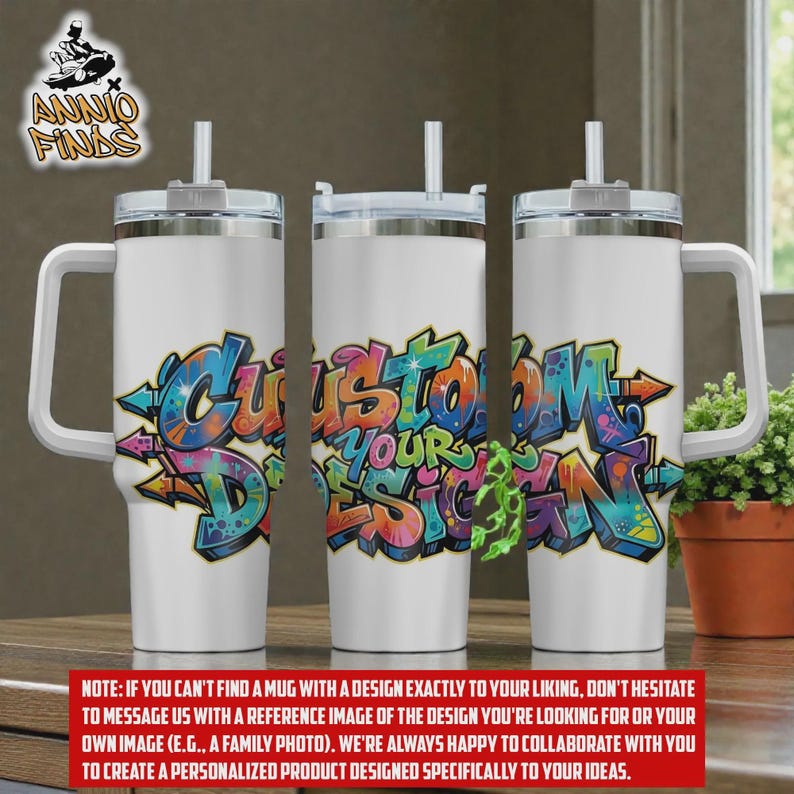Pode incluir: Tr&ecirc;s copos brancos de a&ccedil;o inoxid&aacute;vel com al&ccedil;as e canudos, cada um apresentando um gr&aacute;fico vibrante e multicolorido em estilo grafite que diz CUSTOM YOUR DESIGN em letras ousadas e estilizadas com respingos de tinta azul, rosa e verde.