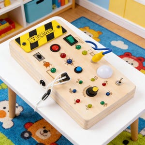 Könnte beinhalten: Rustikales Holzschild mit dem Text "Welcome to our home" in weißer Schrift. Das Schild hat eine Used-Optik und ein schlichtes, einladendes Design, ideal für die Dekoration der Haustür.