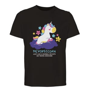 Könnte beinhalten: Schwarzes T-Shirt mit einem Cartoon-Einhorn-Design. Das Einhorn hat eine Regenbogenmähne und einen Regenbogen-Schweif und sitzt auf einer lila Wolke. Der Text lautet "DEVOPSICORN JUST LIKE A NORMAL DEVOPS BUT MORE AWESOME".