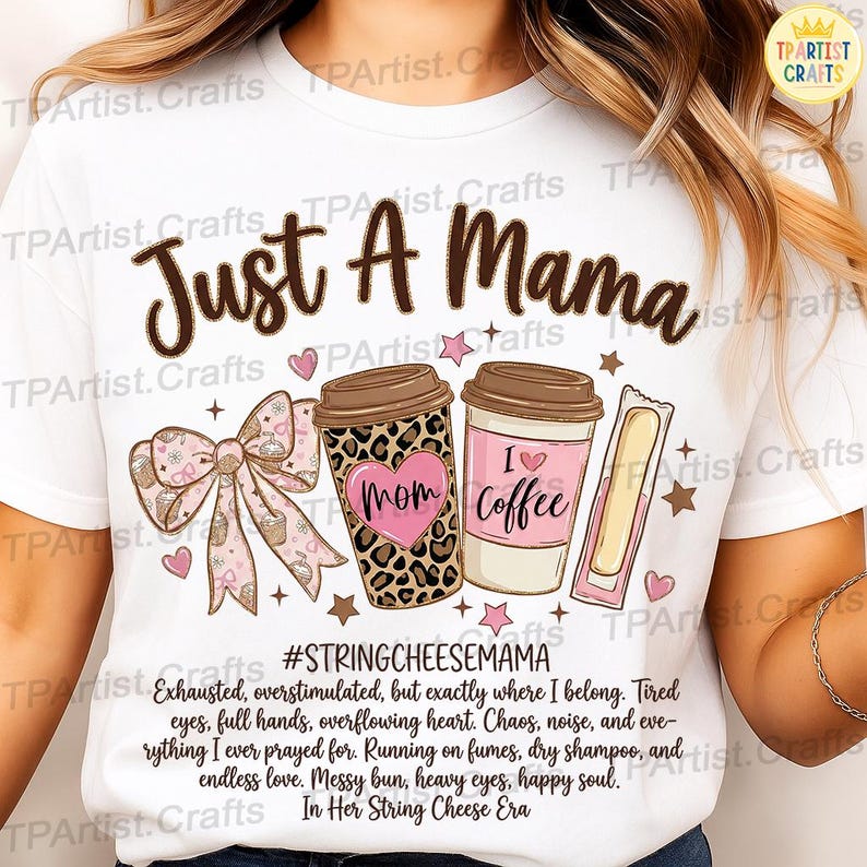 Peut inclure: T-shirt blanc avec l'inscription "Just A Mama" en &eacute;criture marron. Le t-shirt pr&eacute;sente des graphiques de tasses &agrave; caf&eacute;, un n&oelig;ud et le texte "I love coffee". Le texte suppl&eacute;mentaire comprend "#STRINGCHEESEMAMA" et un po&egrave;me.