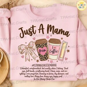 Peut inclure: Sweat-shirt rose clair avec l'inscription "Just A Mama" en marron. Le motif comprend des tasses &agrave; caf&eacute;, un n&oelig;ud et le texte "Mom I love Coffee". Le texte "#STRINGCHEESEMAMA" est en dessous.