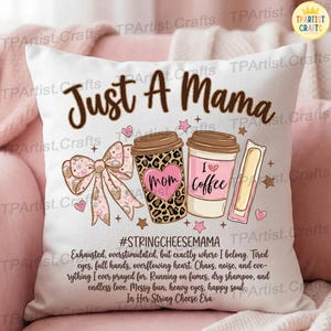 Peut inclure: Coussin blanc avec l'inscription "Just A Mama" en &eacute;criture marron. Il pr&eacute;sente un n&oelig;ud rose, deux tasses &agrave; caf&eacute; et une collation. Le texte "#STRINGCHEESEMAMA" est &eacute;galement inclus, ainsi qu'un po&egrave;me.