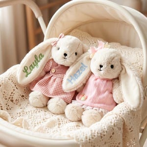 Coniglietto Gemello Personalizzato Peluche Regalo Personalizzato per Sorelle Vestito a Quadretti Coniglio Nome Ricamato Animale Imbottito Lussuoso Giocattolo per Passeggino Baby Shower