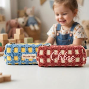 Estuche para lápices de felpa waffle personalizado, neceser de sherpa personalizado, estuche de maquillaje estético a cuadros, organizador de papelería de suave vellón, regalo