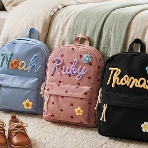 Personalisierte Monogramm Cord Kleinkindtasche mit niedlicher gestrickter Name Initiale | Boho Style Erste Schultasche Rucksack Geschenkidee für die Kleinen
