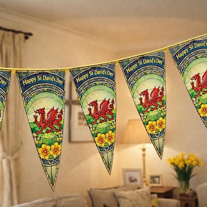 Puede incluir: Una guirnalda de banderines triangulares con un diseño de vidriera. Cada banderín presenta un dragón rojo, narcisos amarillos y el texto "Happy St David's Day". Los banderines están colgados en una habitación.