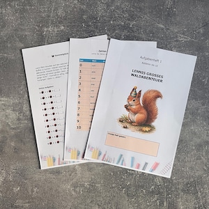 Puede incluir: Tres hojas de trabajo educativas sobre una superficie gris. Una hoja de trabajo tiene problemas de matemáticas, otra una tabla de números y la tercera presenta una ilustración de ardilla con el texto "LENNIS GROSSES WALDABENTEUER". Las hojas son para fines educativos.