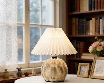 Lámpara de mesa plisada de ratán tejido a mano, luz de noche LED de estilo nórdico, lámpara de noche cálida y natural, adecuada para dormitorios y salas de estar.