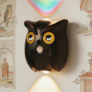 Peut inclure: Panneau en bois fait à la main avec le mot "Welcome" écrit à la main. Le panneau blanc vieilli présente un petit cœur décoratif. Idéal pour une porte d'entrée ou un couloir.