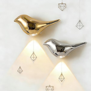 Könnte beinhalten: Rustikales Holzschild mit dem Text "Welcome to our home" in weißen Buchstaben. Das Schild hat eine Used-Optik und ein schlichtes, einladendes Design, ideal für die Eingangsbereichsdekoration.