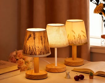 Lámpara de mesa USB de tela y madera maciza, luz de noche nórdica, lámpara LED minimalista de madera para una decoración acogedora de dormitorio. ¡Superventas!