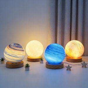 Nattlampa för planet och galax, skrivbordslampa med nebulosa, bordslampa med rymdtema, kosmisk sovrumslampa, julklapp och dekoration för sänggavel. Bästsäljare